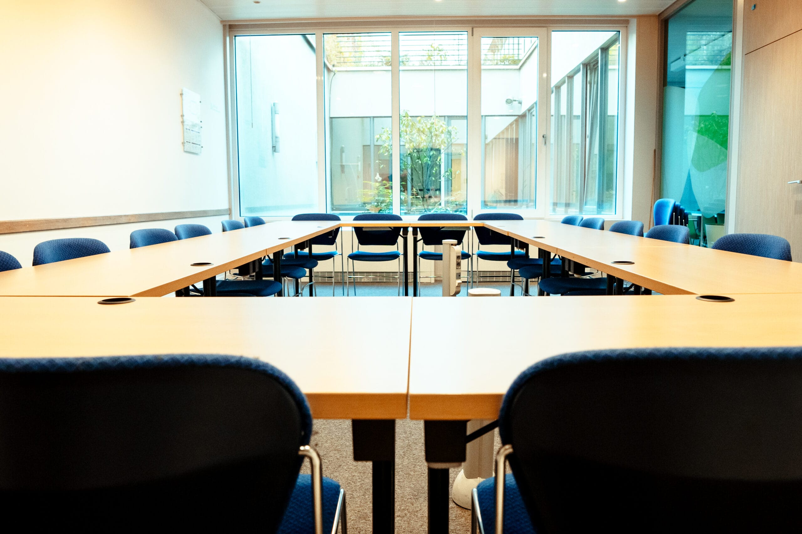 Salle de réunion à louer à Mundo Trône, Bruxelles. Uniquement pour les acteurs·rices de l'associatif. Capacité : 20 à 33pers.